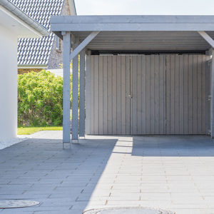Carport nahe an der Hauswand