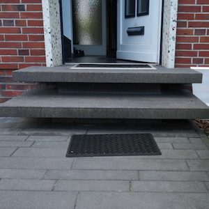 Zweistufige Eingangstreppe am Haus